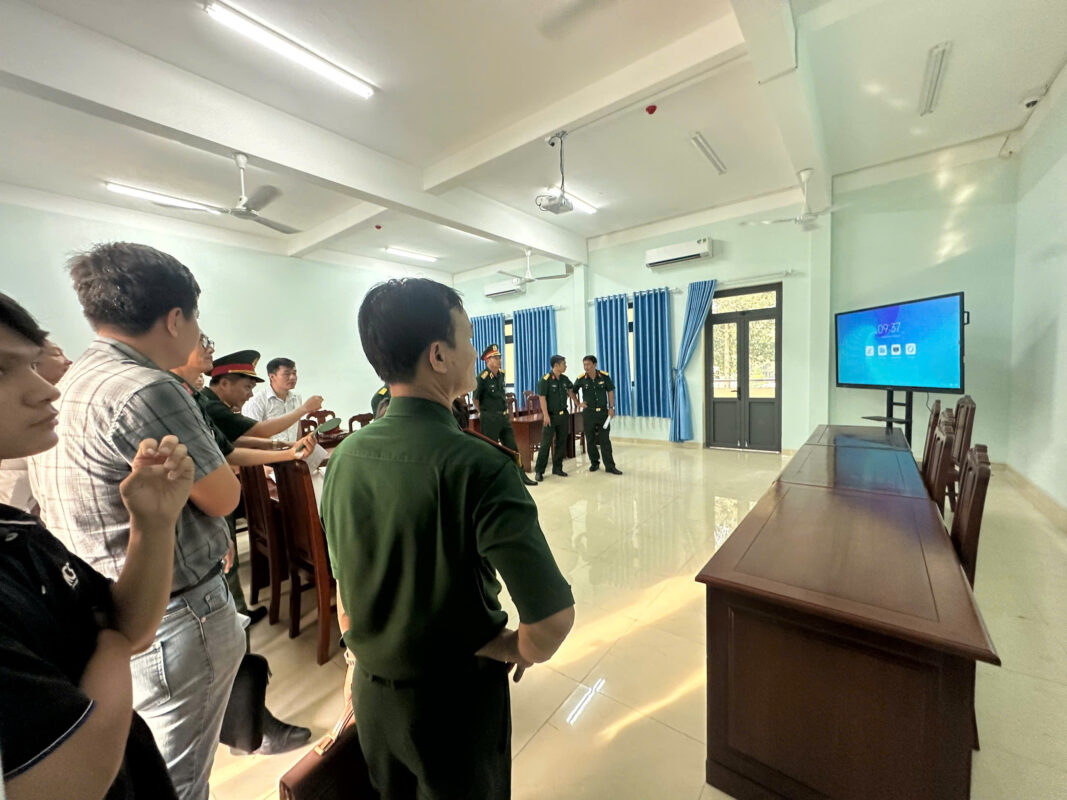 màn hình tương tác 75 inch cho trường quân sự